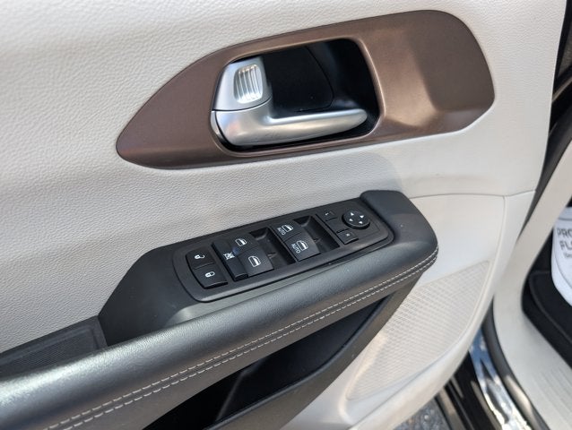 2024 Chrysler Voyager LX